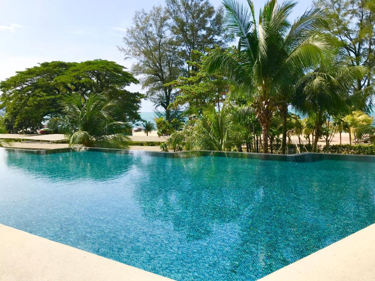 By The Beach - Luxury 2 Bedrooms Family Suite Batu Ferringhi Exterior photo