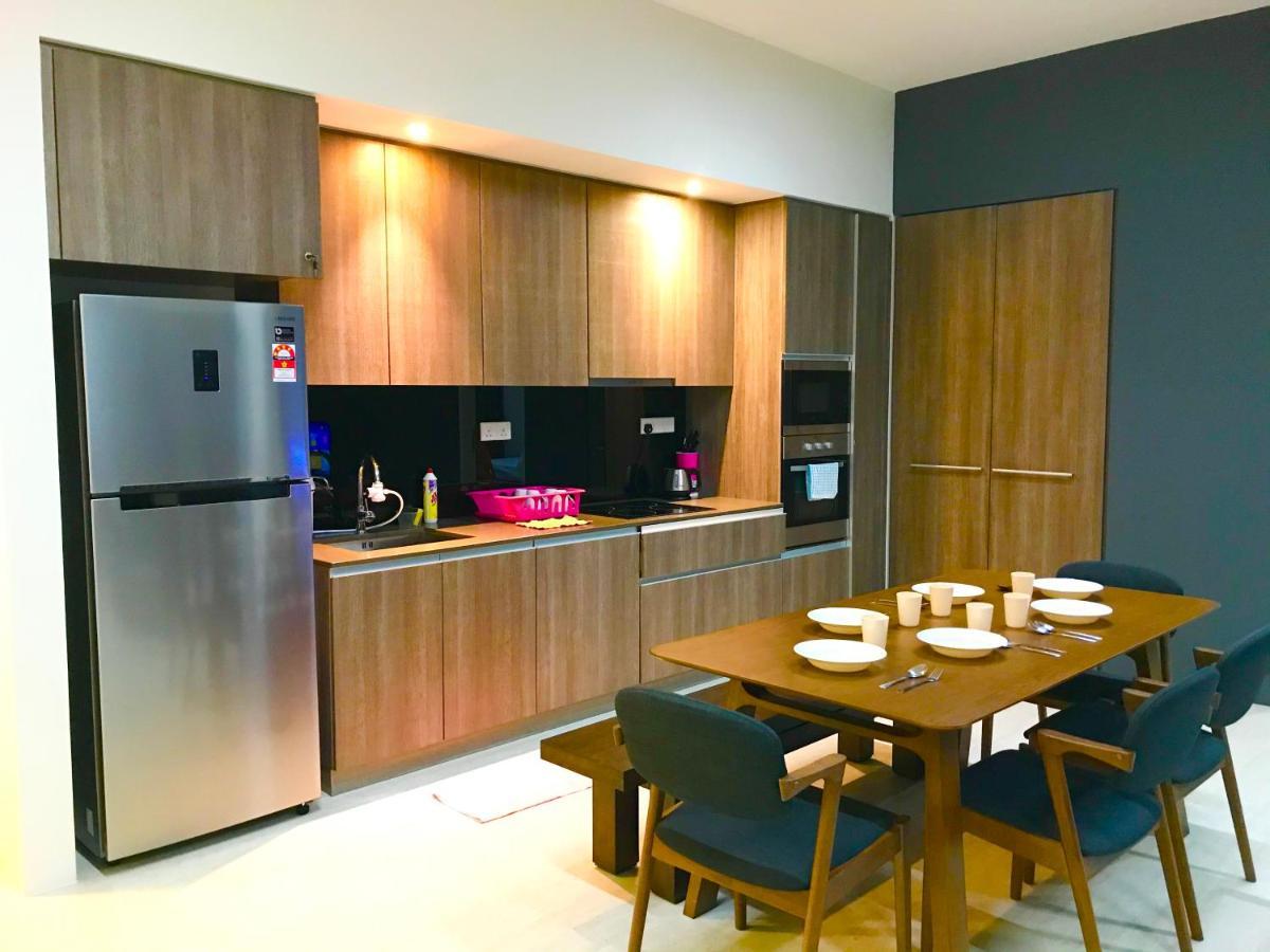 By The Beach - Luxury 2 Bedrooms Family Suite Batu Ferringhi Exterior photo